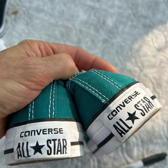 Converse Chuck Taylor low tops in green. Ladies size 5. Really nice shape! - Picture 7 of 13